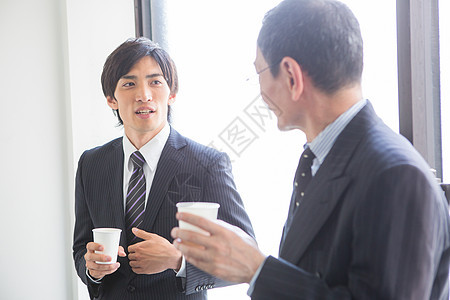 商务男士与上司领导喝茶休闲交流图片