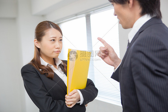 领导训斥职场新人图片