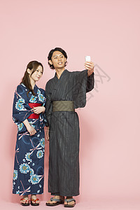 日本和服情侣看手机图片
