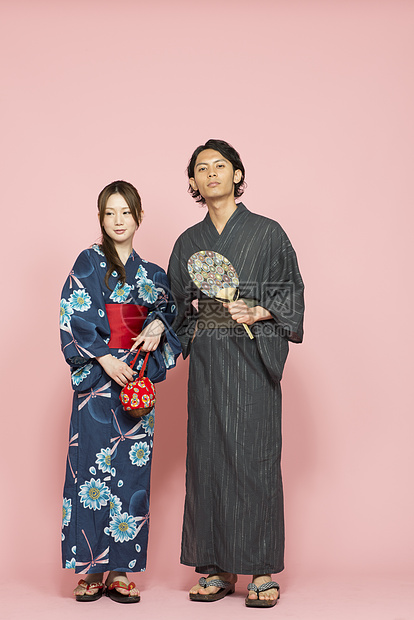 年轻男女穿着和服夏浴衣形象