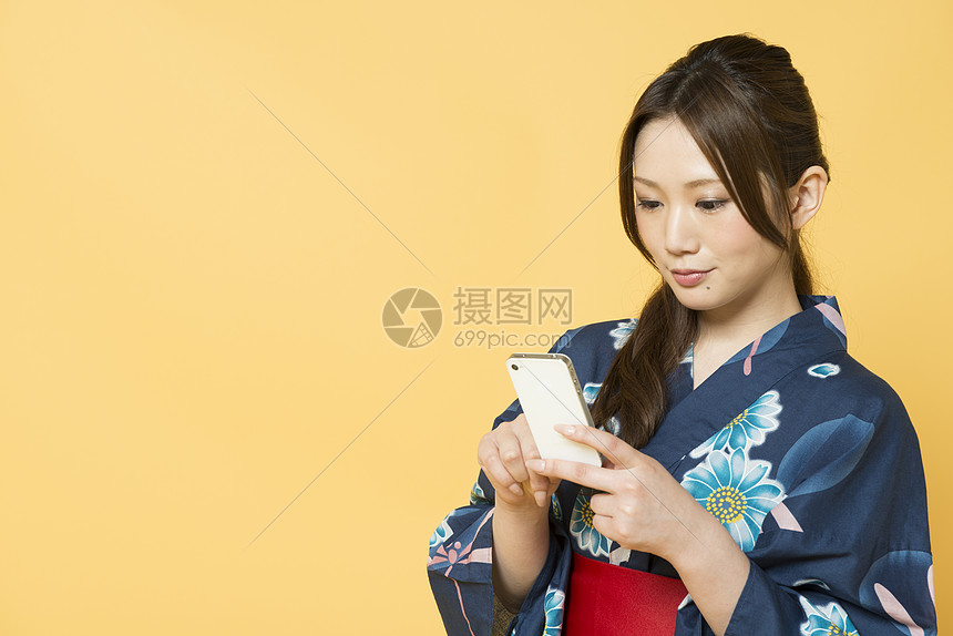 年轻女性穿着和服夏浴衣看手机高清图片下载 正版图片 摄图网