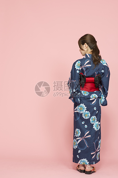 年轻女性穿着和服夏浴衣背影高清图片下载 正版图片 摄图网