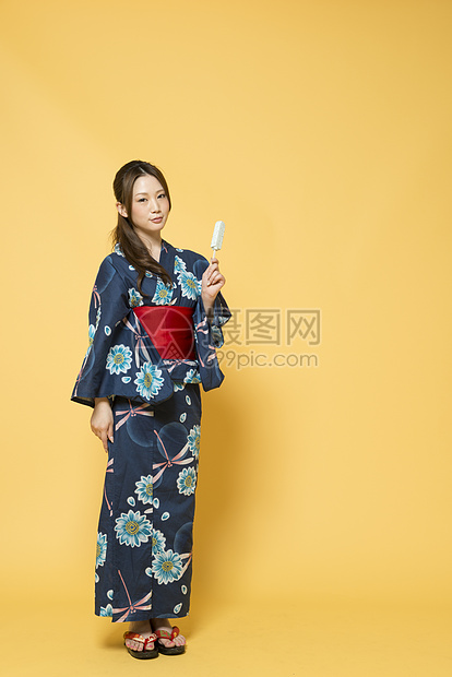 年轻女性穿着和服夏浴衣吃棒冰高清图片下载 正版图片 摄图网