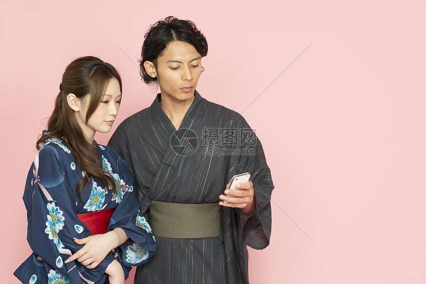 穿着和服夏浴衣的年轻男女约会高清图片下载 正版图片 摄图网