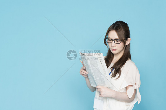 职场白领女性看报纸图片