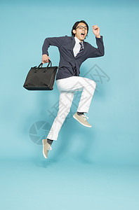 职场商务男性跳跃形象图片