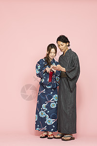 穿和服的日本男女图片