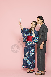 穿和服的日本情侣在自拍图片