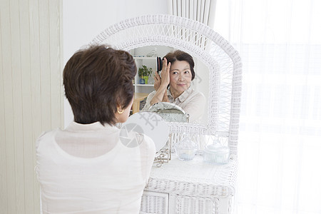 老年女性镜子前梳妆图片