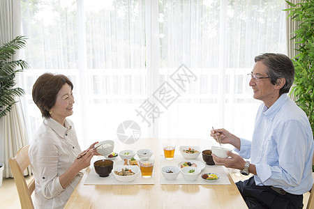 老年夫妻居家吃饭图片