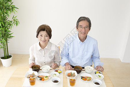 老年夫妻居家吃饭形象图片