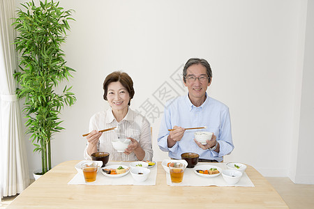 老年夫妻居家吃饭图片