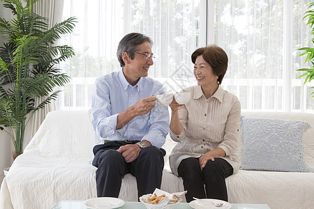 中年夫妇在餐厅碰杯喝茶图片