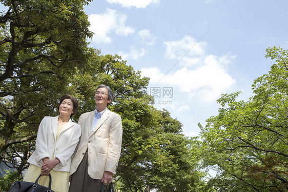 户外散步的中年夫妇图片