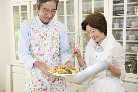 中年夫妇在厨房烹饪食物图片