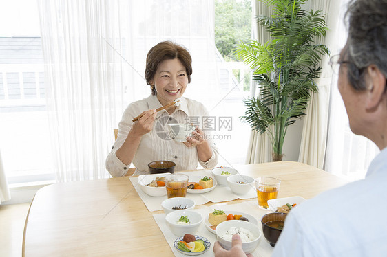 餐桌上吃饭的中年夫妇图片