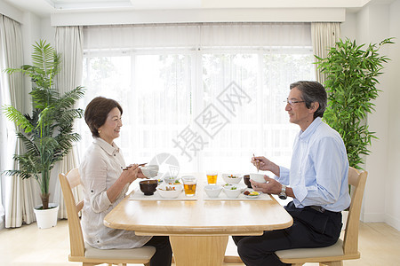 中年夫妇在餐桌前就餐图片