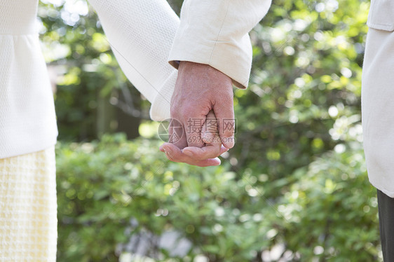 中年夫妇户外牵手的特写镜头图片