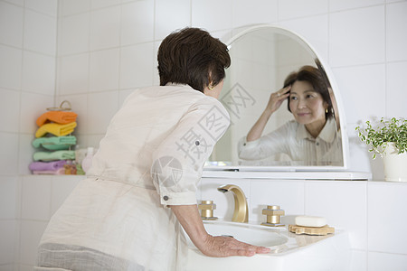 中年女性在照镜子化妆图片