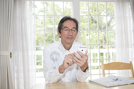 老年男性使用手机图片