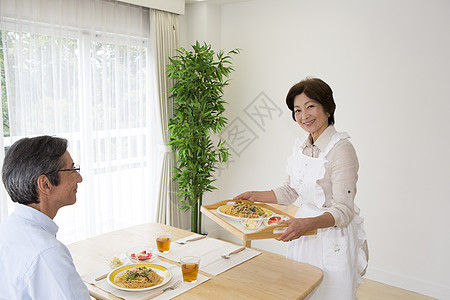 奶奶为爷爷准备餐食图片