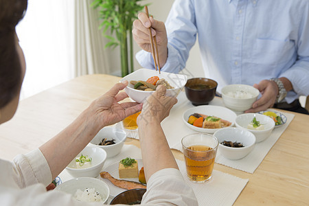 中老年夫妻在家吃饭特写图片