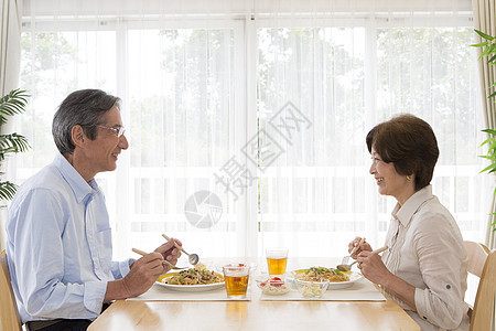 中老年夫妻在家吃饭图片