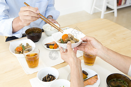 中老年夫妻在家吃饭特写图片