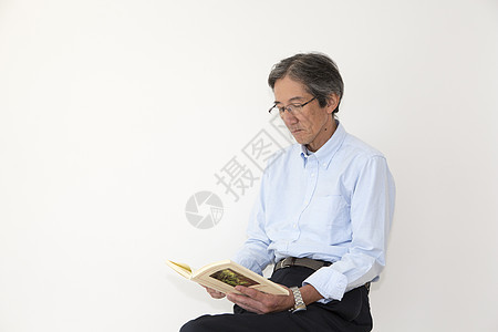 中老年男性看书图片