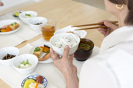 日本人吃饭中老年夫妻在家吃饭特写背景