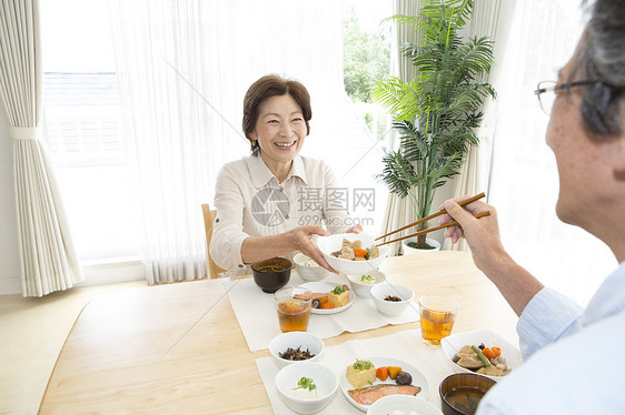 中老年夫妻在家吃饭图片