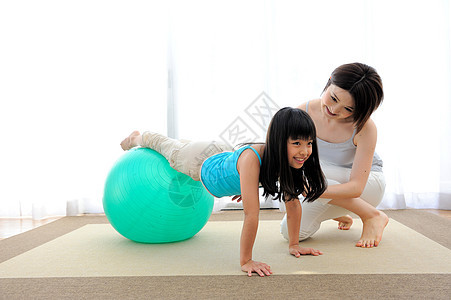 母女居家瑜伽球锻炼图片