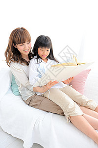 沙发上一起看书的妇女图片