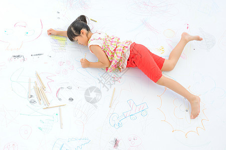 在地板上画画的小女孩图片