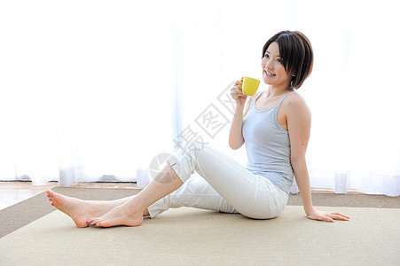 年轻女性居家喝茶图片