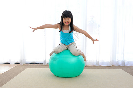 玩瑜伽球的小女孩图片