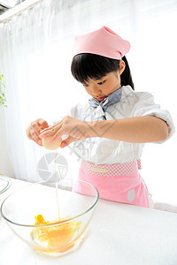 厨房里打鸡蛋的小女孩图片