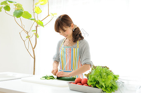 厨房里切蔬菜的妇女图片