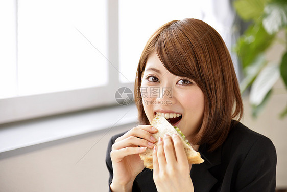 吃三明治的都市白领女性图片