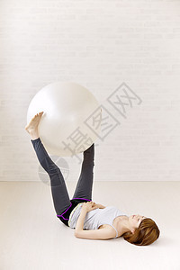 玩平衡球的运动女性图片