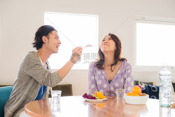 男友喂女友吃水果图片