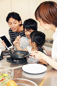 温馨家庭一起做饭图片