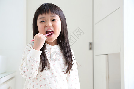 儿童小女孩刷牙图片