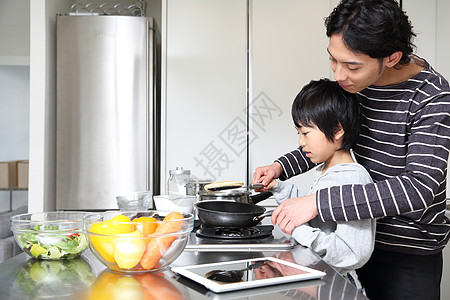 居家厨房烹调的儿童和爸爸图片