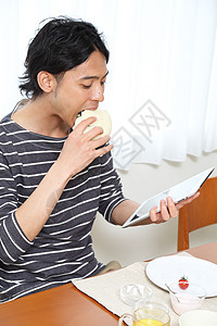 男人吃早餐图片