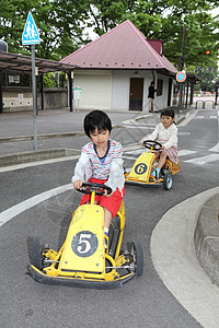 儿童在户外玩小型赛车图片