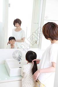 母亲在给女儿梳头发图片