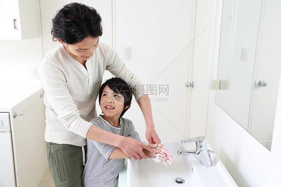 父亲帮儿子洗手图片