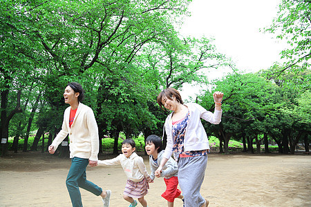 户外公园奔跑玩耍的一家人图片