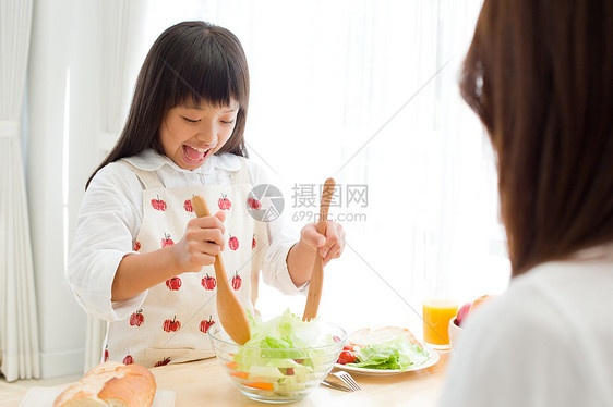 做沙拉的小女孩图片